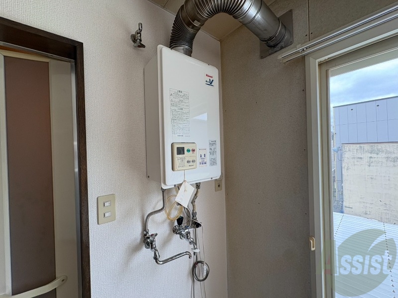 その他設備　給湯器は簡単操作で温度調整ができますよ。