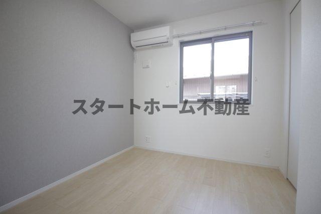 その他部屋・スペース　開放的な寝室です