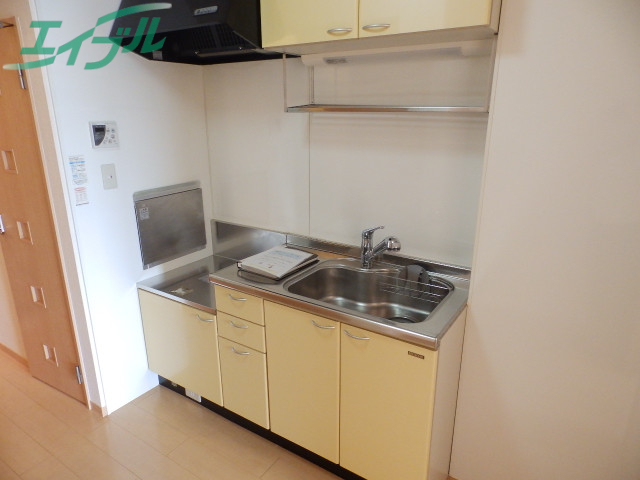キッチン　同建物別部屋写真です