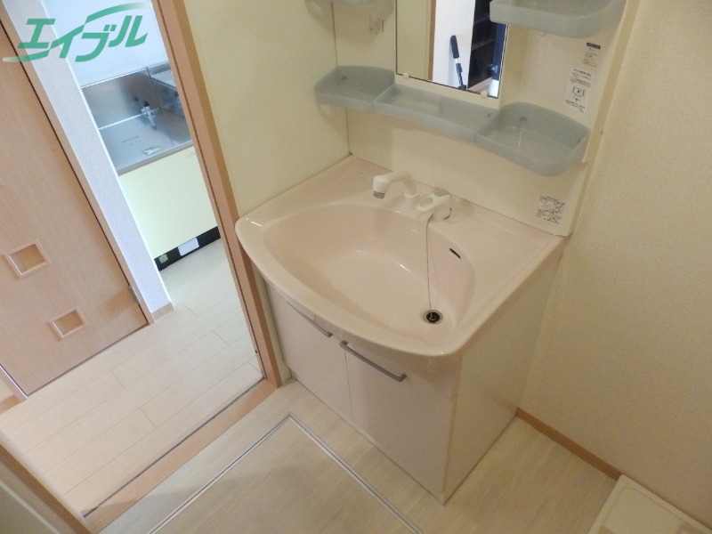 洗面設備　同建物別部屋写真です