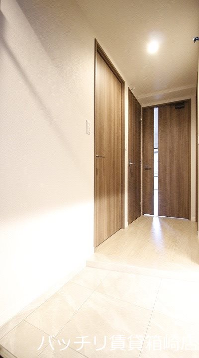 玄関　同物件別号室の為、現状優先