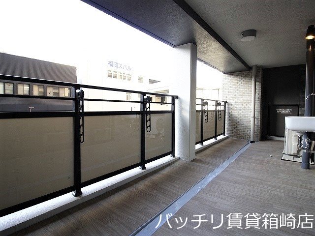 バルコニー　同物件別号室の為、現状優先