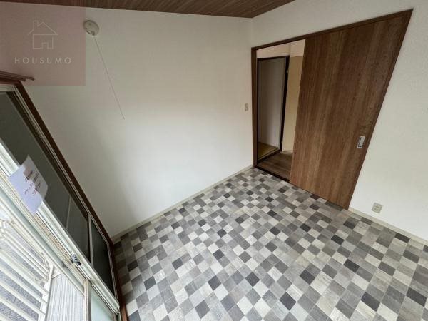 その他部屋・スペース　落ち着いた色調の寝室です