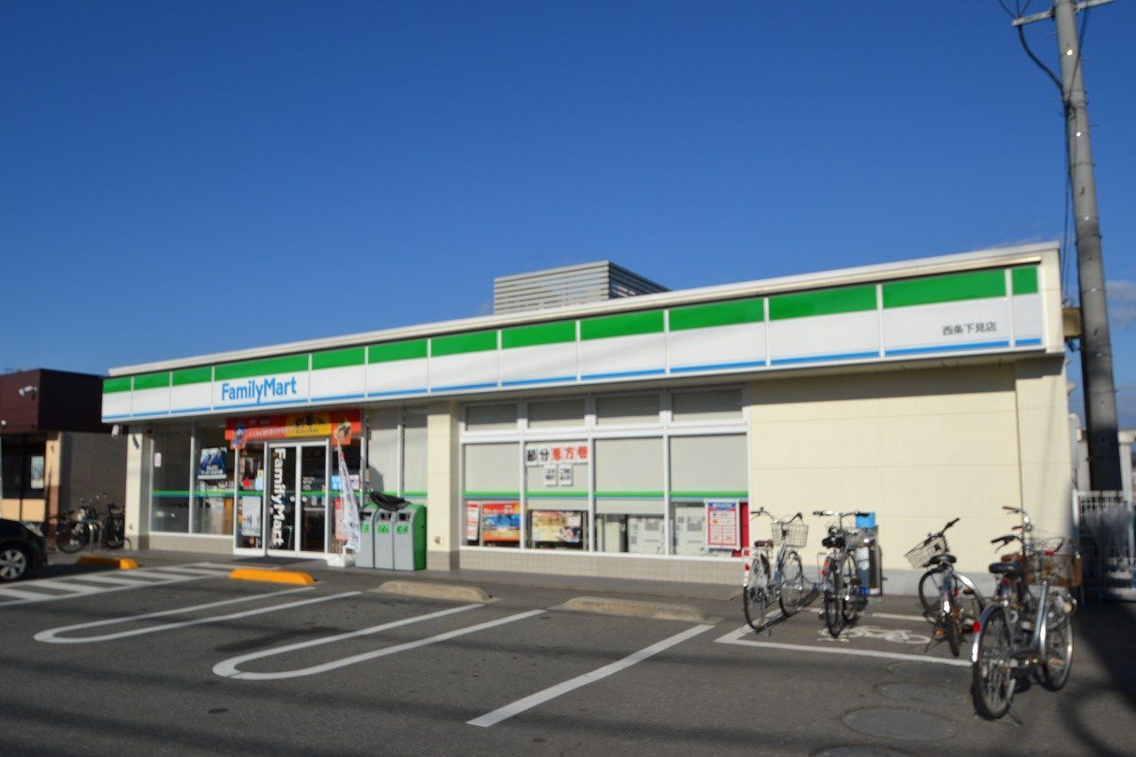 コンビニ　ファミリーマート西条下見店（コンビニ）まで907m