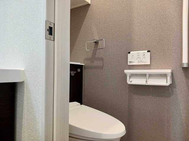 トイレ　落ち着いた色調のトイレです