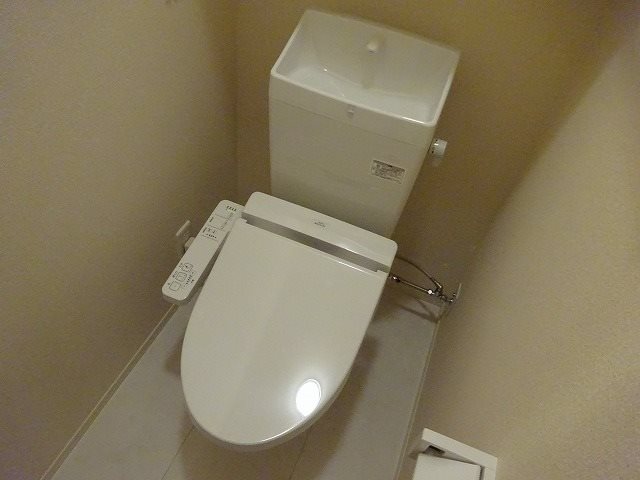 トイレ　温水洗浄便座付きです