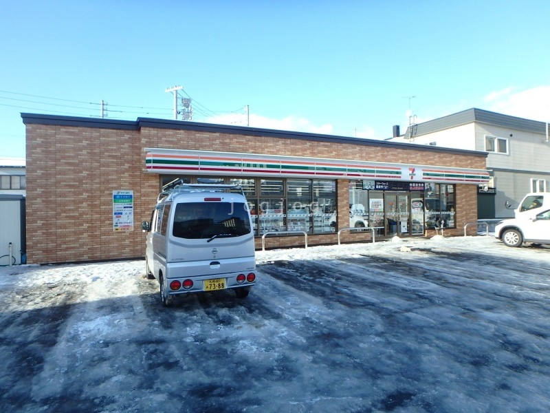 コンビニ　セブンイレブン札幌八軒8条店（コンビニ）まで407m