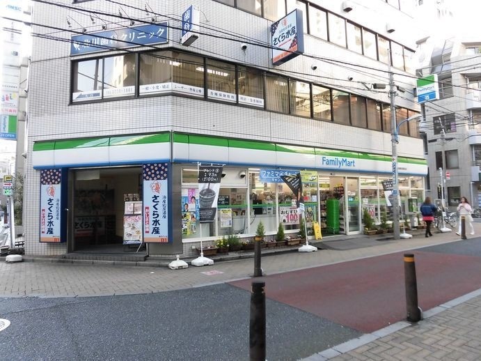 コンビニ　ファミリーマート新宿御苑駅前店（コンビニ）まで214m
