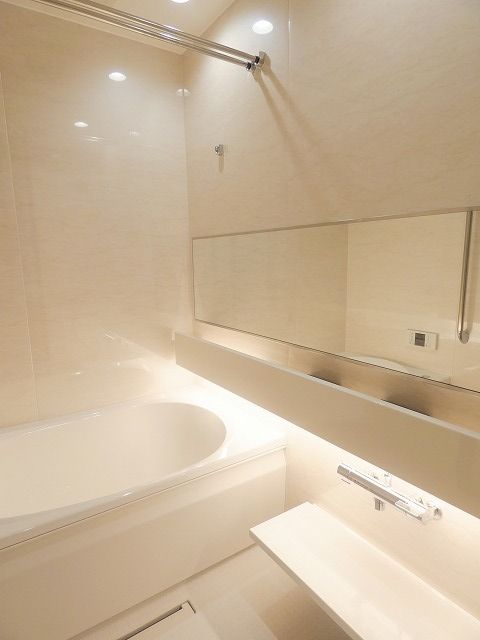 バス・シャワールーム　■多面鏡独立洗面台■キャビネット収納付き■タッチレス水栓