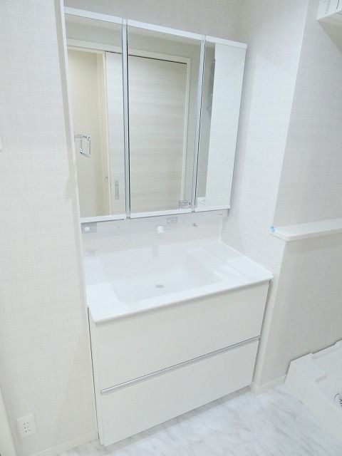 洗面設備　■タンクレス温水洗浄便座■ウォールキャビネット収納付き♪