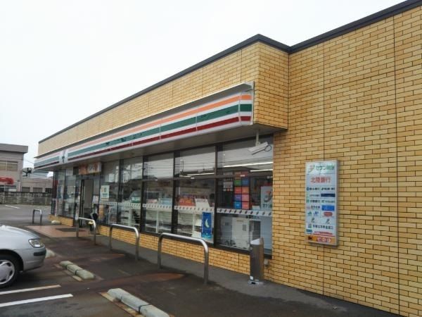 コンビニ　セブンイレブン（コンビニ）まで550m