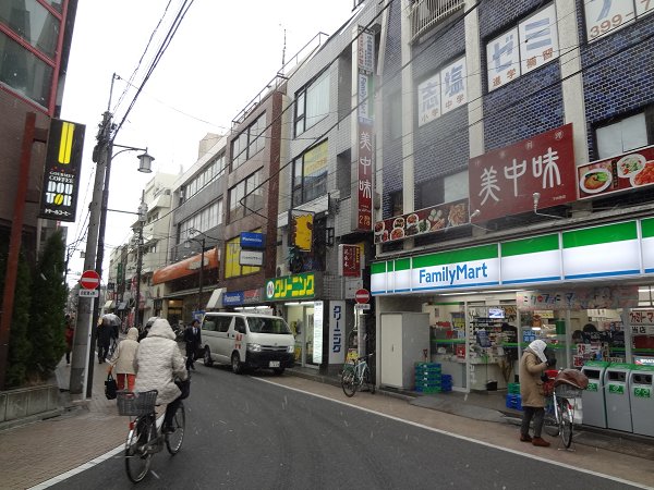 コンビニ　ファミリーマート（コンビニ）まで8m