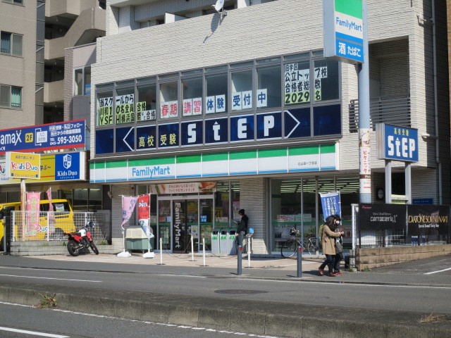 コンビニ　ファミリーマート（コンビニ）まで872m