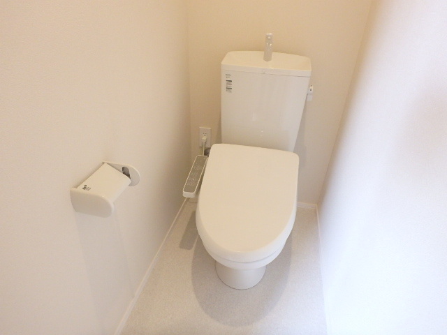 トイレ　トイレには快適な温水洗浄便座付き