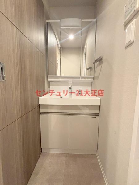 洗面設備　★三面鏡・シャンドレ付き★