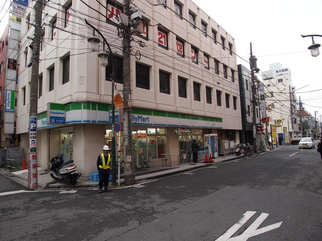コンビニ　ファミリーマート藤沢駅南口店（コンビニ）まで229m