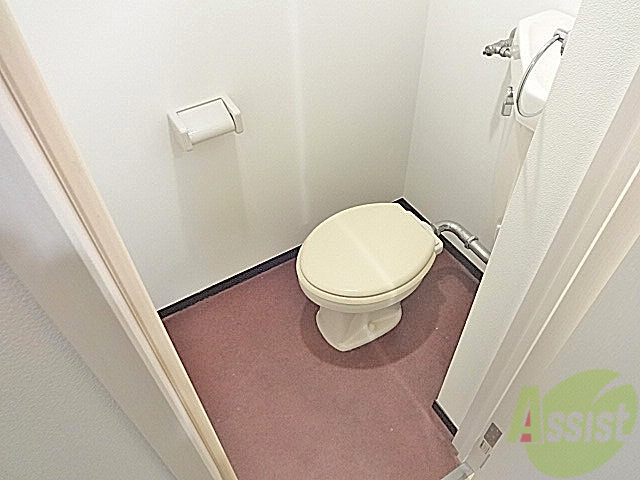 トイレ　シンプルでスリムなタイプのトイレで広く使うことができます♪