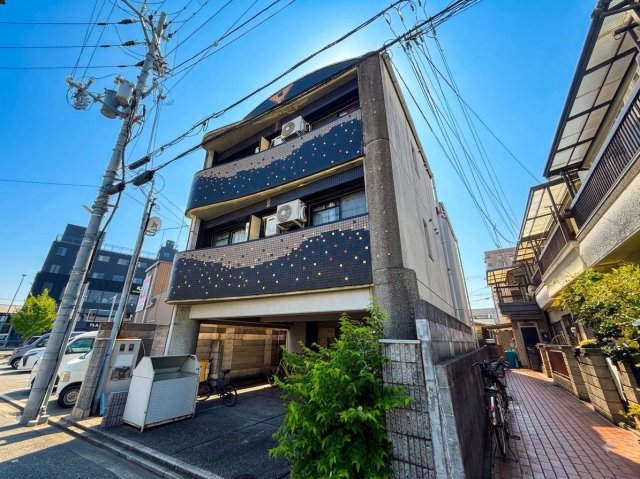 建物外観　うれしい無料駐車場付き！