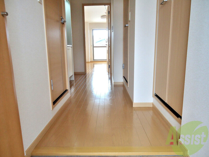 玄関　玄関を開けたらすぐにお部屋ではないので急な来客でも安心です
