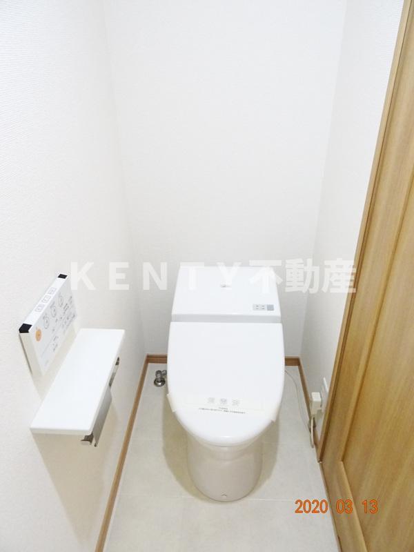 トイレ　落ち着いた色調のトイレです