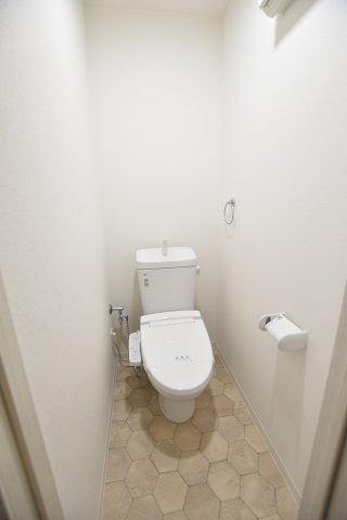 トイレ　別号室の写真です。ご参考までに