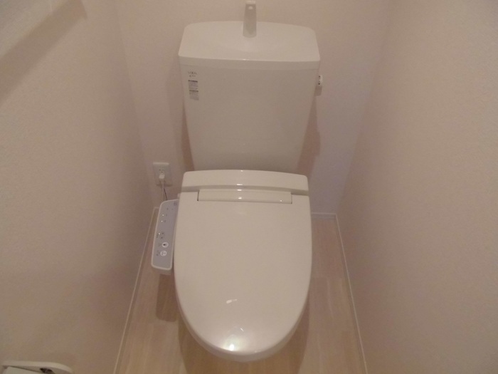 トイレ　落ち着いた色調のトイレです
