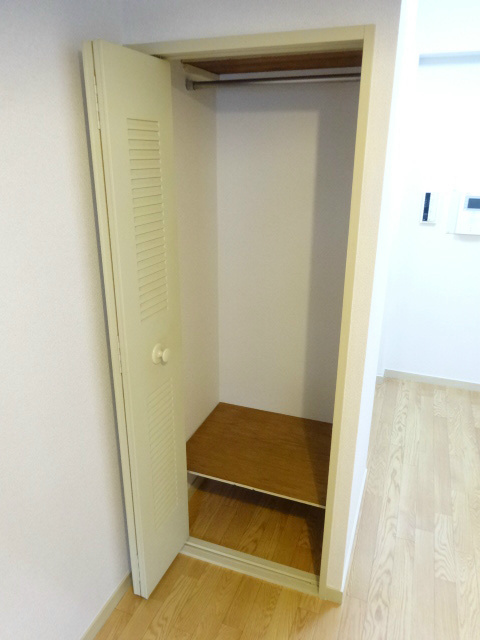 収納　洋服が豊富に収納でき、空間をスッキリ保ちます