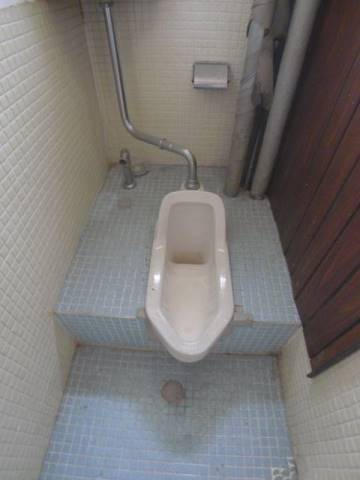 地下鉄鶴舞線 大須観音駅 徒歩3分 4階建 築62年のトイレ写真