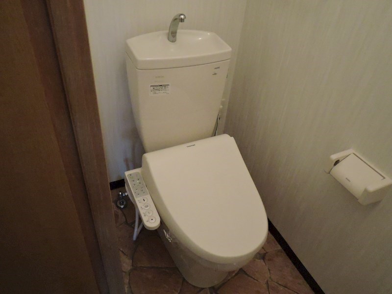 トイレ　トイレ上部にはサニタリーBOXがあり、収納に便利!