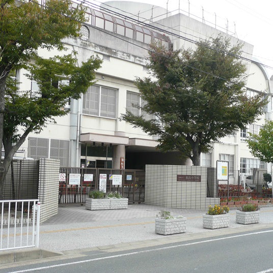 小学校　福岡市立松島小学校（小学校）まで734m