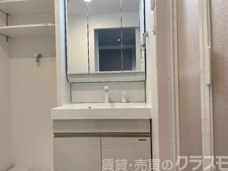 洗面設備　鏡を開くと収納があります♪