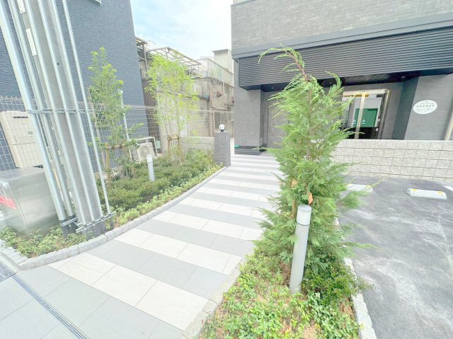 エントランス　お手入れされた植物がキレイですね。
