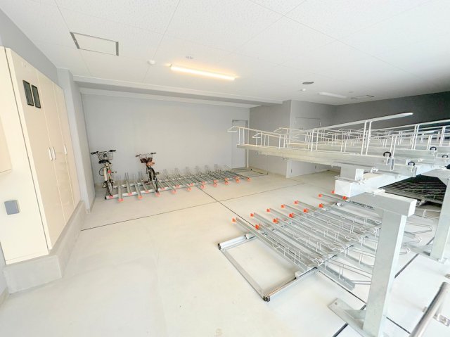 駐車場　敷地内にある駐輪場。雨の日にはうれしい屋根つきです。