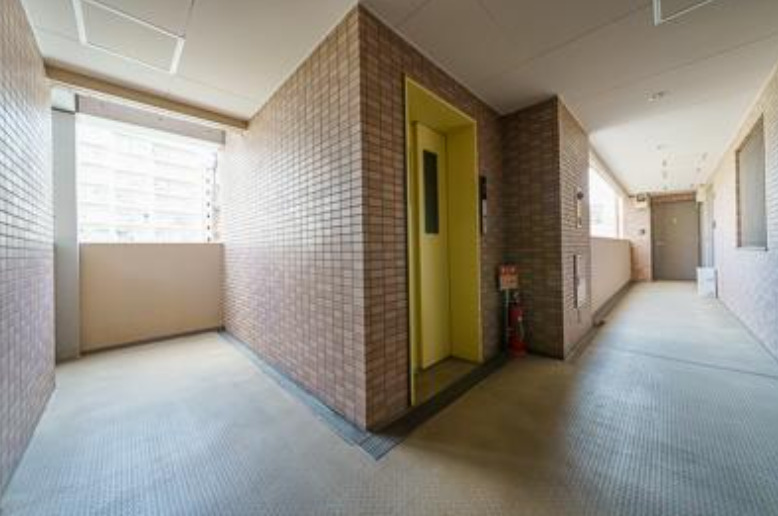 東京メトロ千代田線 根津駅 徒歩2分 6階建 築26年の外観写真