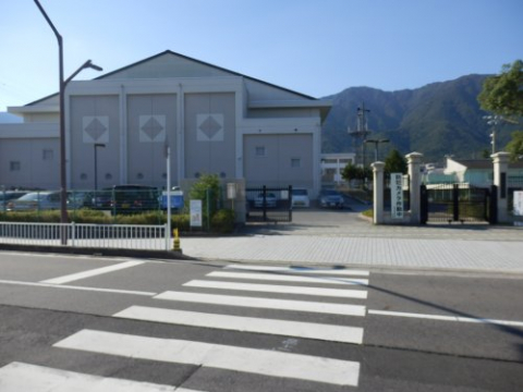 小学校　大津市立小松小学校（小学校）まで822m