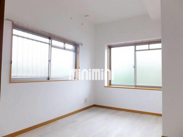 居室・リビング　角部屋だから窓が多くて明るい
