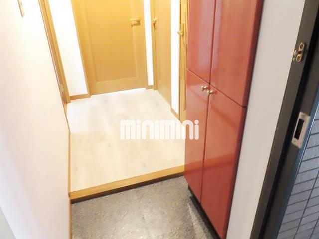 玄関　おしゃれな下駄箱付きの玄関