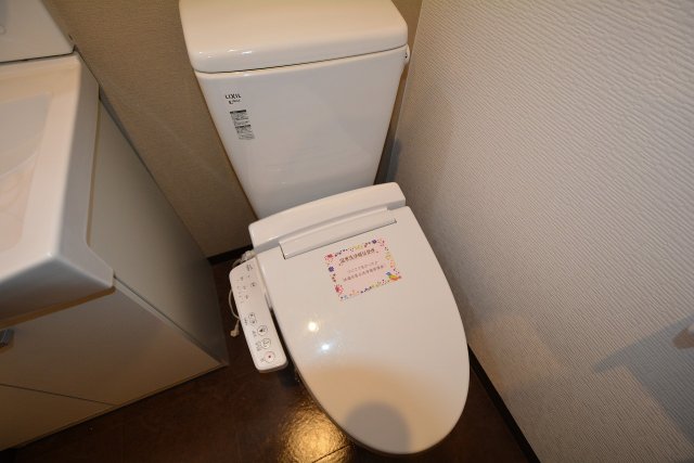 トイレ　温水洗浄便座付きのトイレです♪