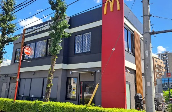 飲食店　マクドナルド 笹目通り高松店（飲食店）まで715m