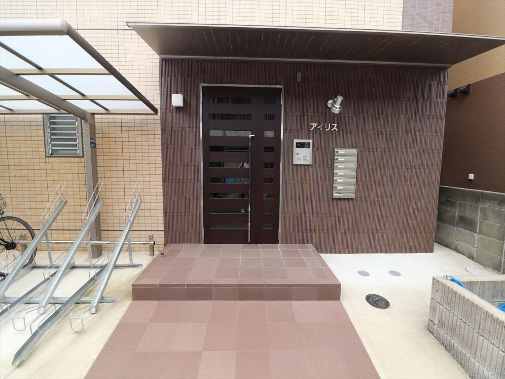 エントランス　オートロック付きで防犯面も安心です