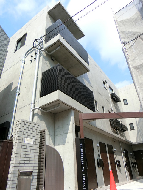 建物外観　早稲田通りから１本入った落ち着いた立地です☆