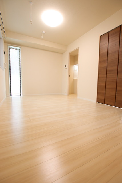 居室・リビング　四角い間取りで家具の設置がしやすいお部屋です