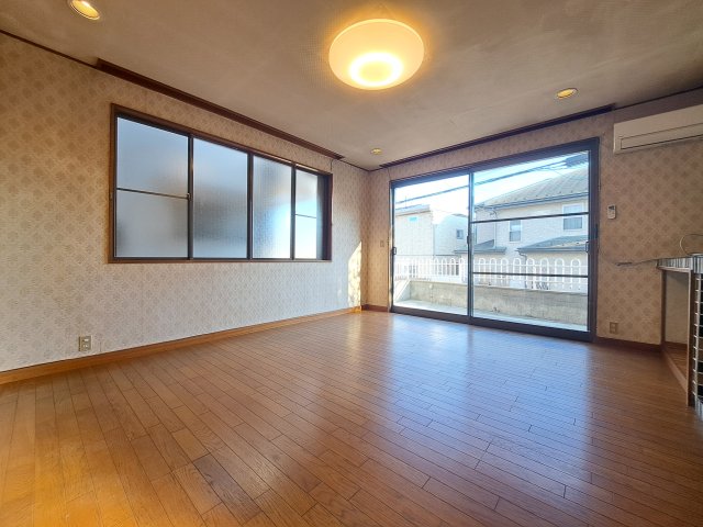 調布市染地2丁目戸建の居間写真