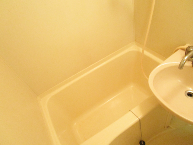 バス・シャワールーム　清掃前のお部屋です