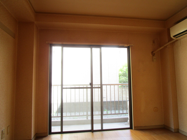 居室・リビング　清掃前のお部屋です