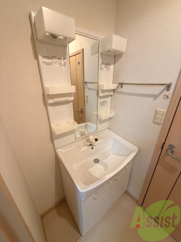洗面設備　洗面台はシンプルなつくりで手入れがしやすそうですね。