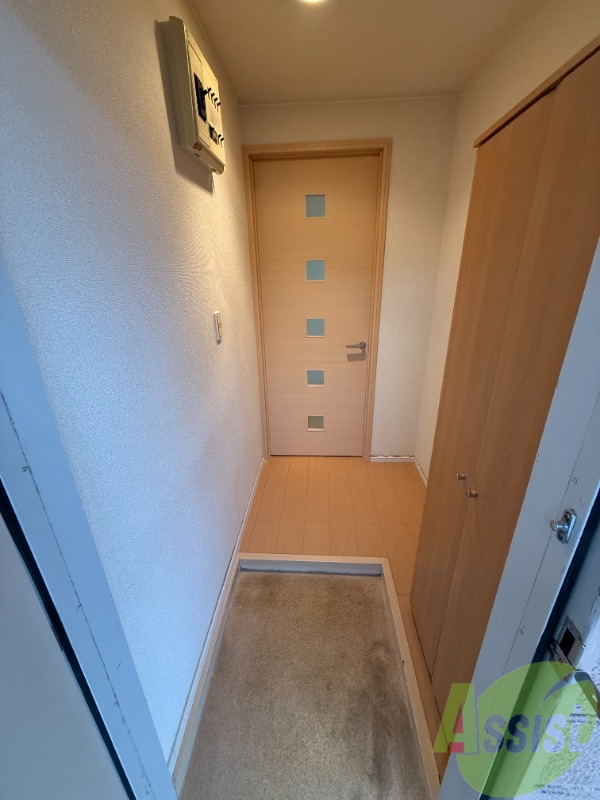 玄関　玄関からの様子です。すぐ部屋が見えないのは安心ですね。