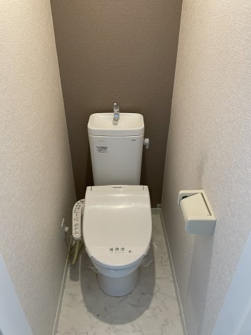 トイレ　温水洗浄便座付きです！アクセントクロスがオシャレ★