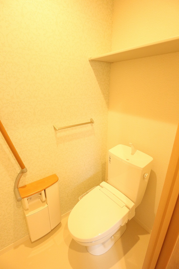 トイレ　あると嬉しい温水洗浄便座。収納棚も便利です。