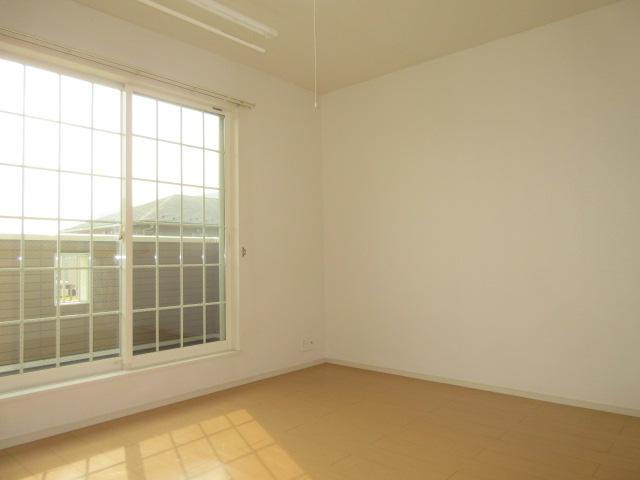 その他　暖かい光が差し込むお部屋です。